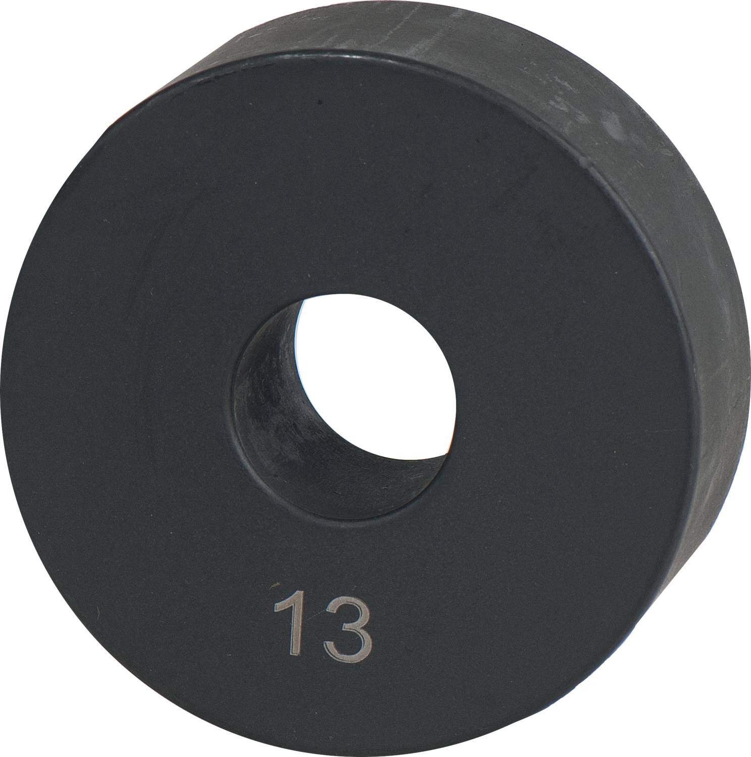 Schwarze, runde Ferritmagnet-Scheibe mit zentralem Loch und der Zahl '13' auf der Oberfläche.