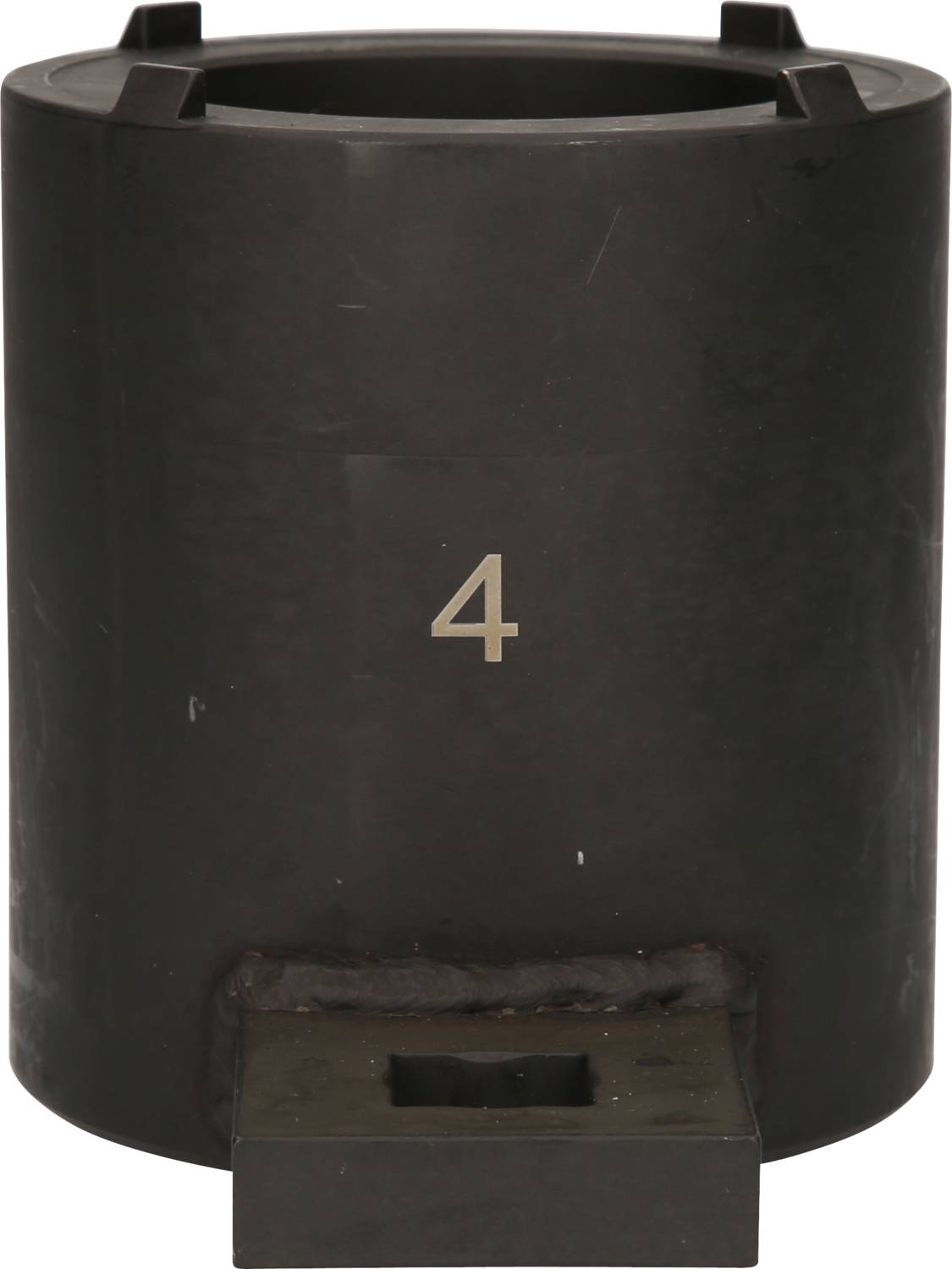 Ein schwarzer, zylindrischer Metallbehälter mit der Zahl '4' in der Mitte steht aufrecht.