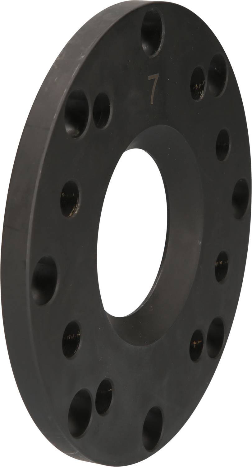 Schwarze Metallflanschplatte mit zentralem Loch und mehreren kleinen Schraubenlöchern am Rand, nummeriert mit der Ziffer '7'.