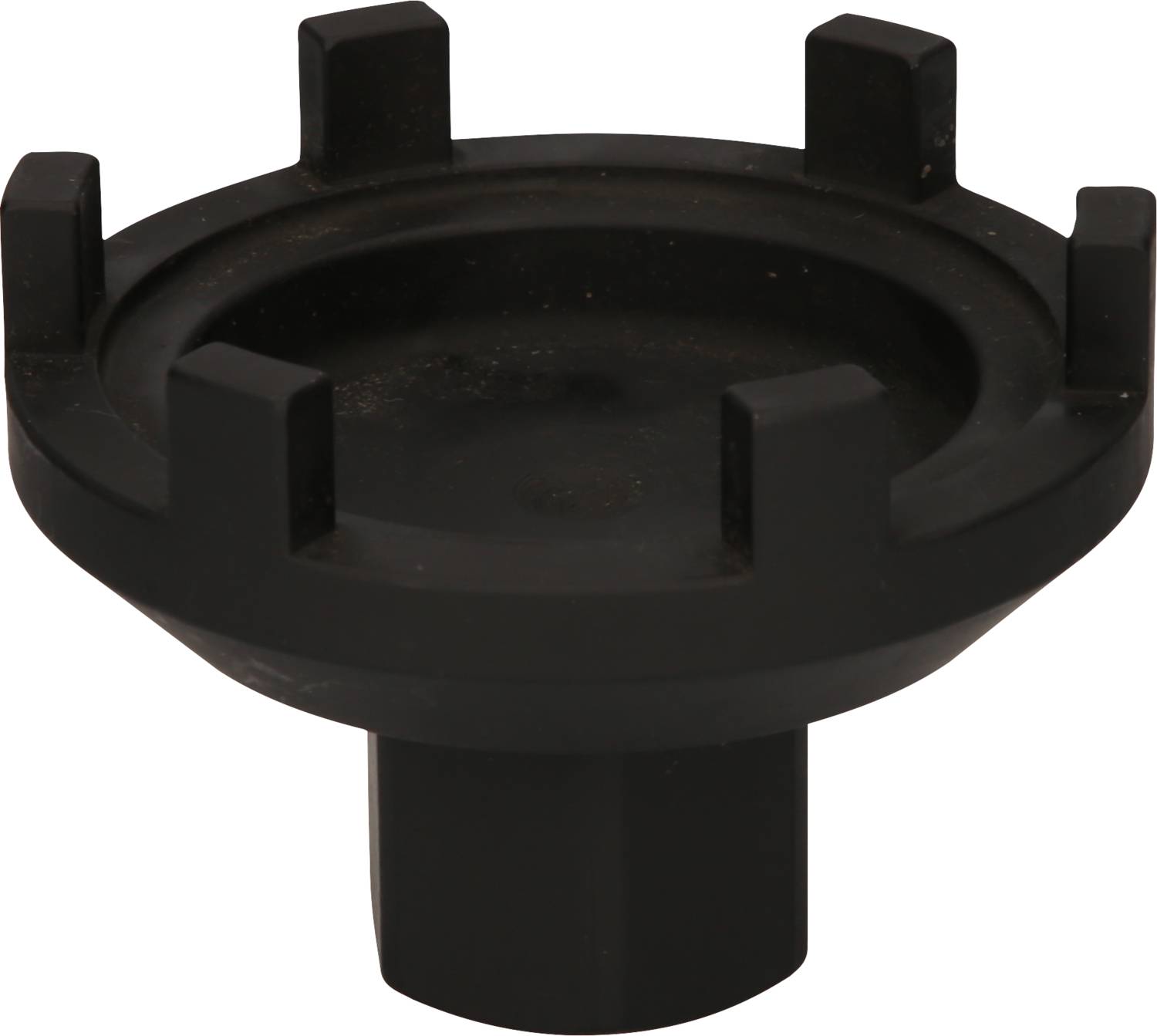 Ein schwarzes Metallwerkzeug, vermutlich ein Ölfilterschlüssel. Es hat eine runde Form mit sechs hervorstehenden Zähnen an der Oberseite.