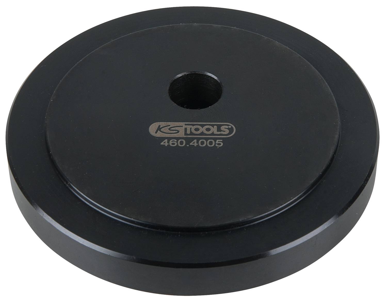 Schwarze, runde Metallscheibe mit einem mittigen Loch und gravierter Aufschrift 'KS TOOLS 460.4005'. Werkzeugteil, möglicherweise für mechanische Zwecke.