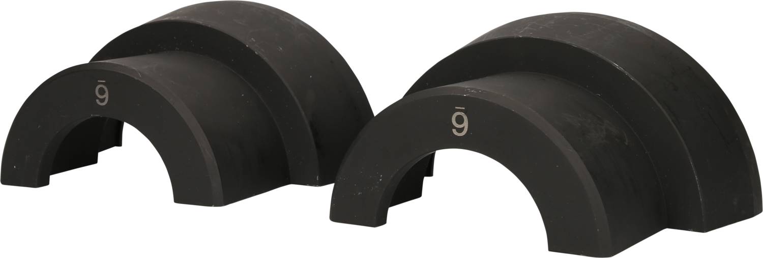 Zwei schwarze, halbkreisförmige Objekte aus Metall, unterschiedlich groß, nebeneinander auf weißem Hintergrund.