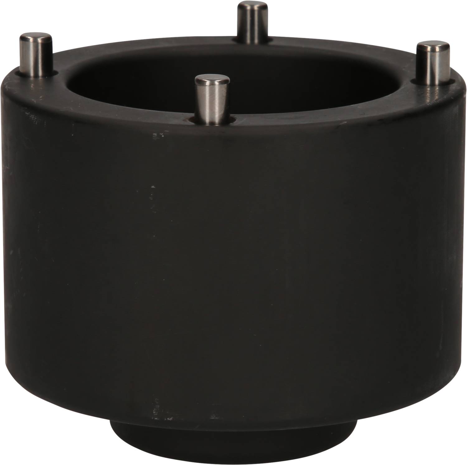 Ein schwarzer, zylindrischer Adapter mit mehreren Metallstiften an der Oberseite, verwendet zur Befestigung oder Verbindung von Komponenten.