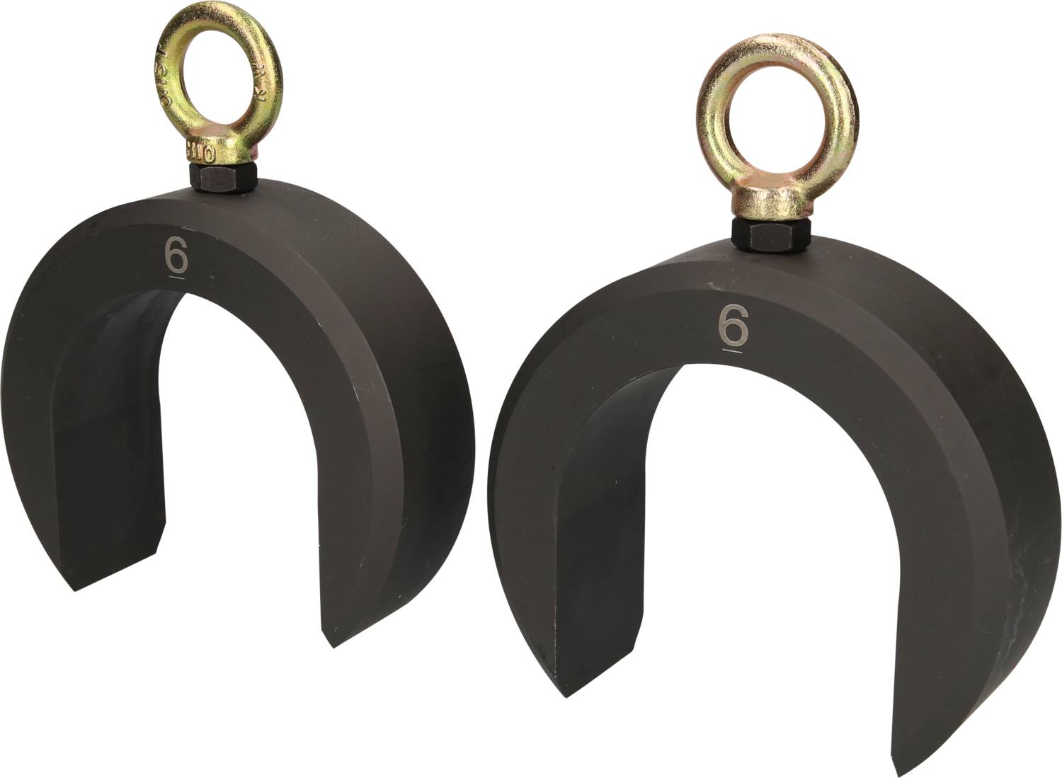 Zwei schwarze C-förmige Haken mit goldenen Ösen, nebeneinander stehend, verwendet für das Heben von schweren Gegenständen.