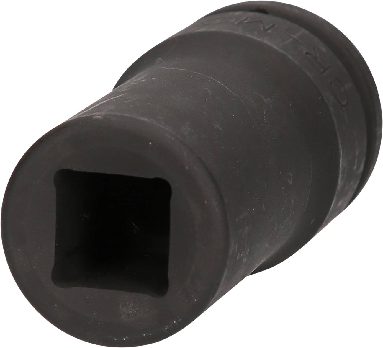 Ein schwarzes, zylindrisches Metallteil mit einer quadratischen Öffnung an einem Ende, möglicherweise ein Steckschlüsseleinsatz.