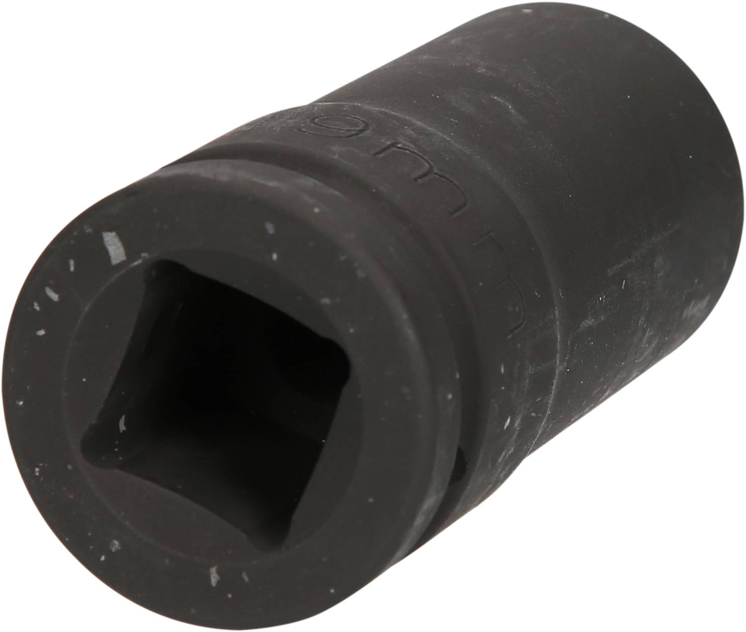 Ein schwarzer Steckschlüssel aus Metall, meist verwendet für mechanische oder technische Reparaturen, liegt auf einer weißen Oberfläche.