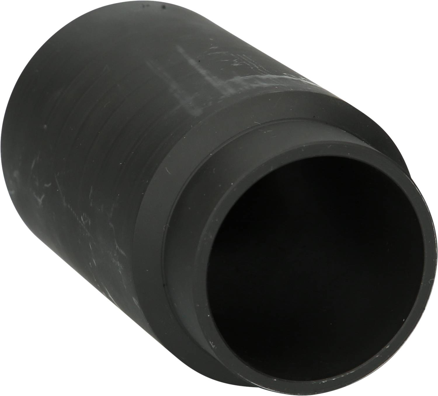 Ein schwarzer zylindrischer Adapter mit geriffelter Oberfläche, der auf einen Anschluss oder eine Erweiterung hinweist.