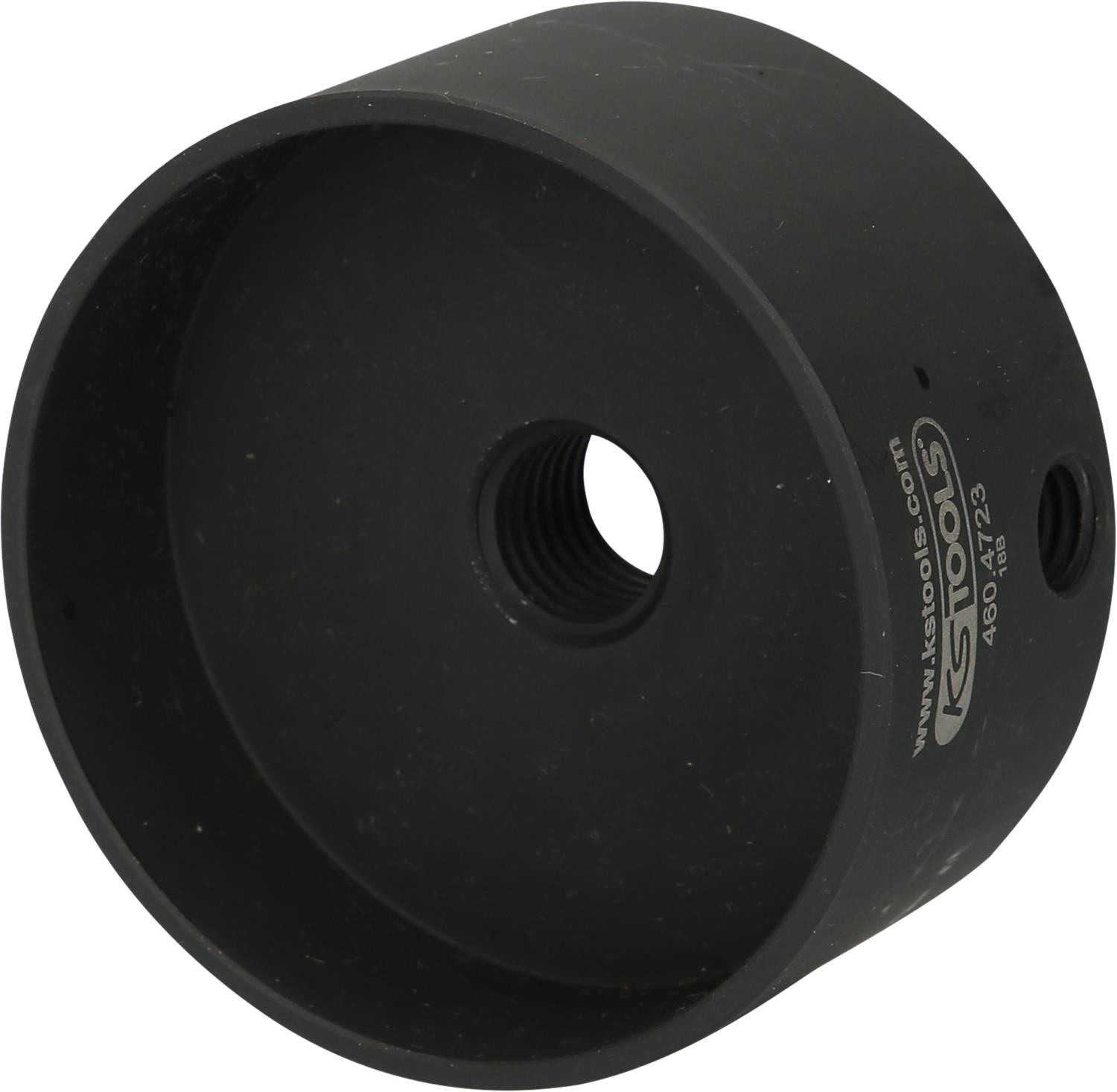 'KS Tools' schwarzes rundes Metallwerkzeug, vermutlich ein Bohrzubehör, mit seitlicher Öffnung und eingeprägtem Logo.