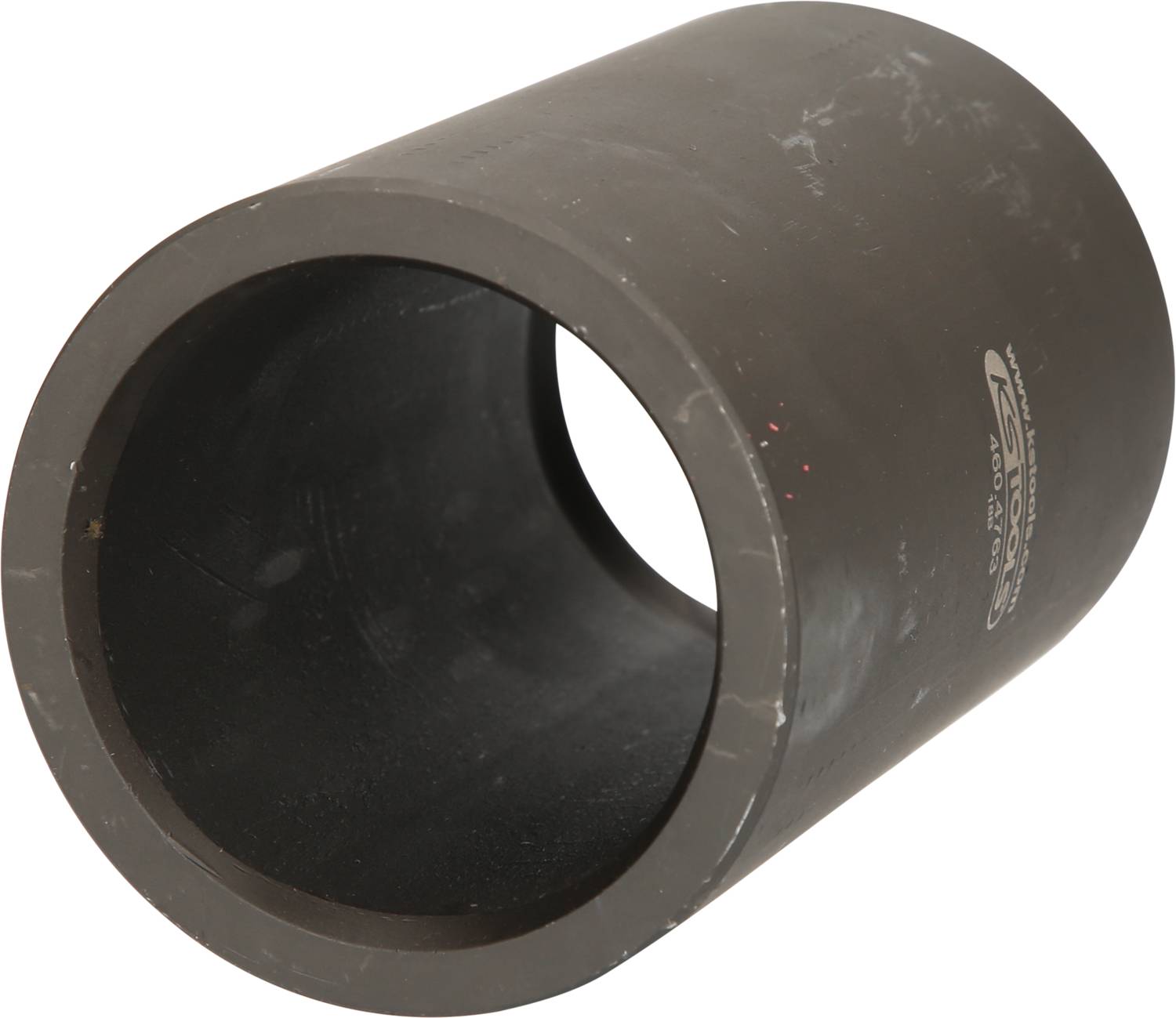Nahaufnahme eines schwarzen Metallrohrs, das horizontal positioniert ist. Das Rohr ist glänzend mit einer glatten Oberfläche.