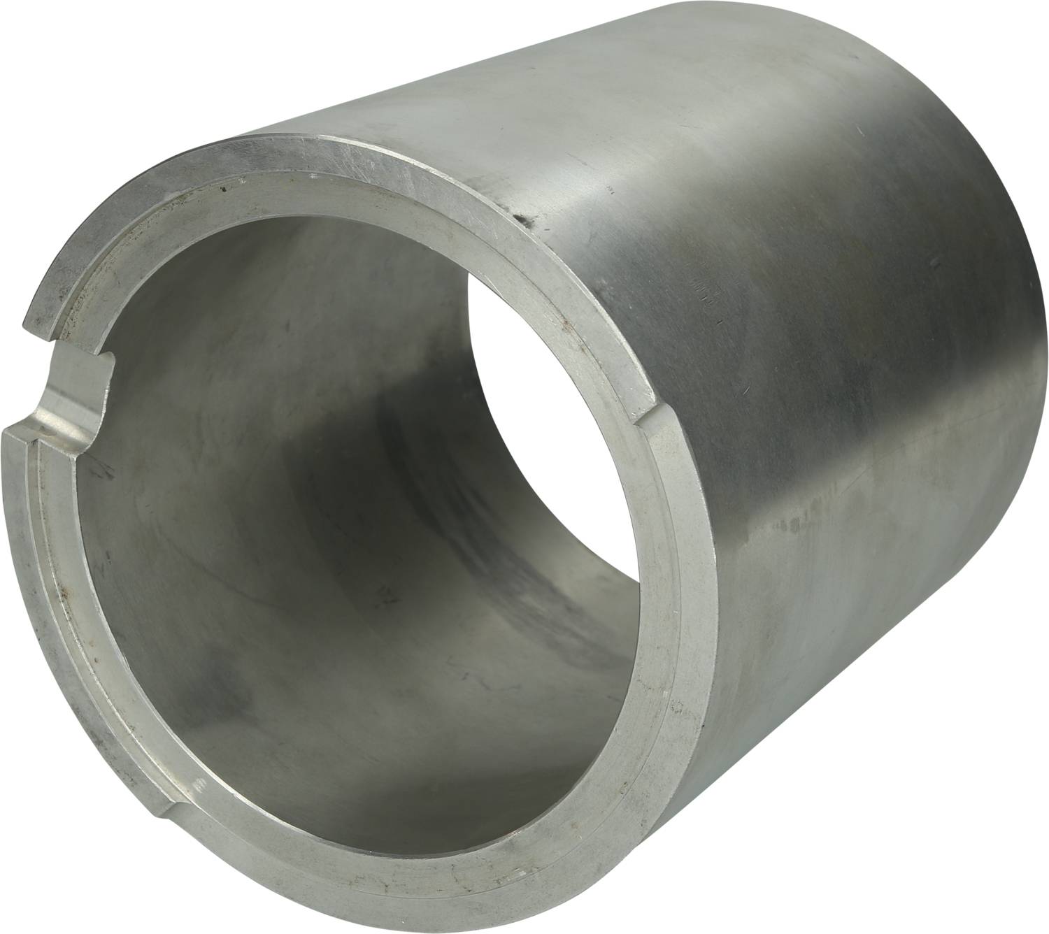 Metallisches zylindrisches Rohr mit glatter Oberfläche, seitlicher Nut und offenem Ende, möglicherweise für industrielle Anwendungen.