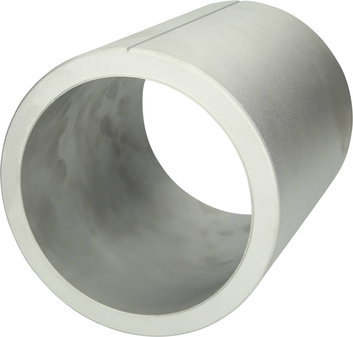 Eine zylinderförmige Metallhülse mit einer glatten, silbernen Oberfläche liegt schräg auf einer weißen Hintergrundfläche.
