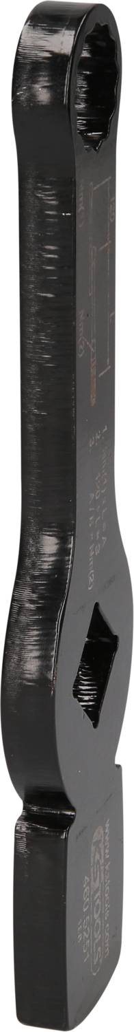 Ein großer, schwarzer Schraubenschlüssel mit abgewinkelten Enden. Oberes Ende hat einen Ring, unteres Ende einen offenen Sechskantkopf.