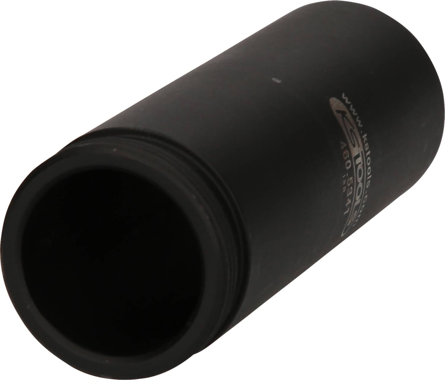 Schwarzes, zylindrisches Metallstück mit angehängter Textgravur.