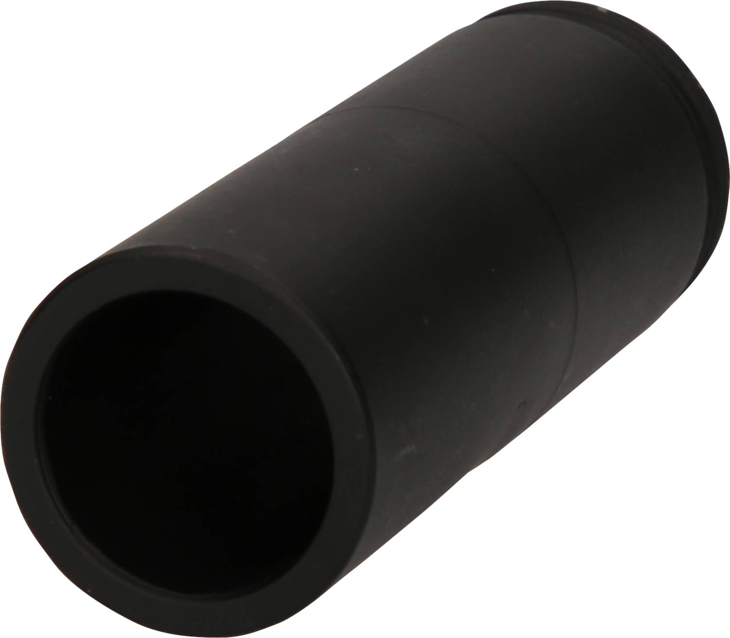 Ein schwarzer, zylindrischer, hohler Rohrverbinder.