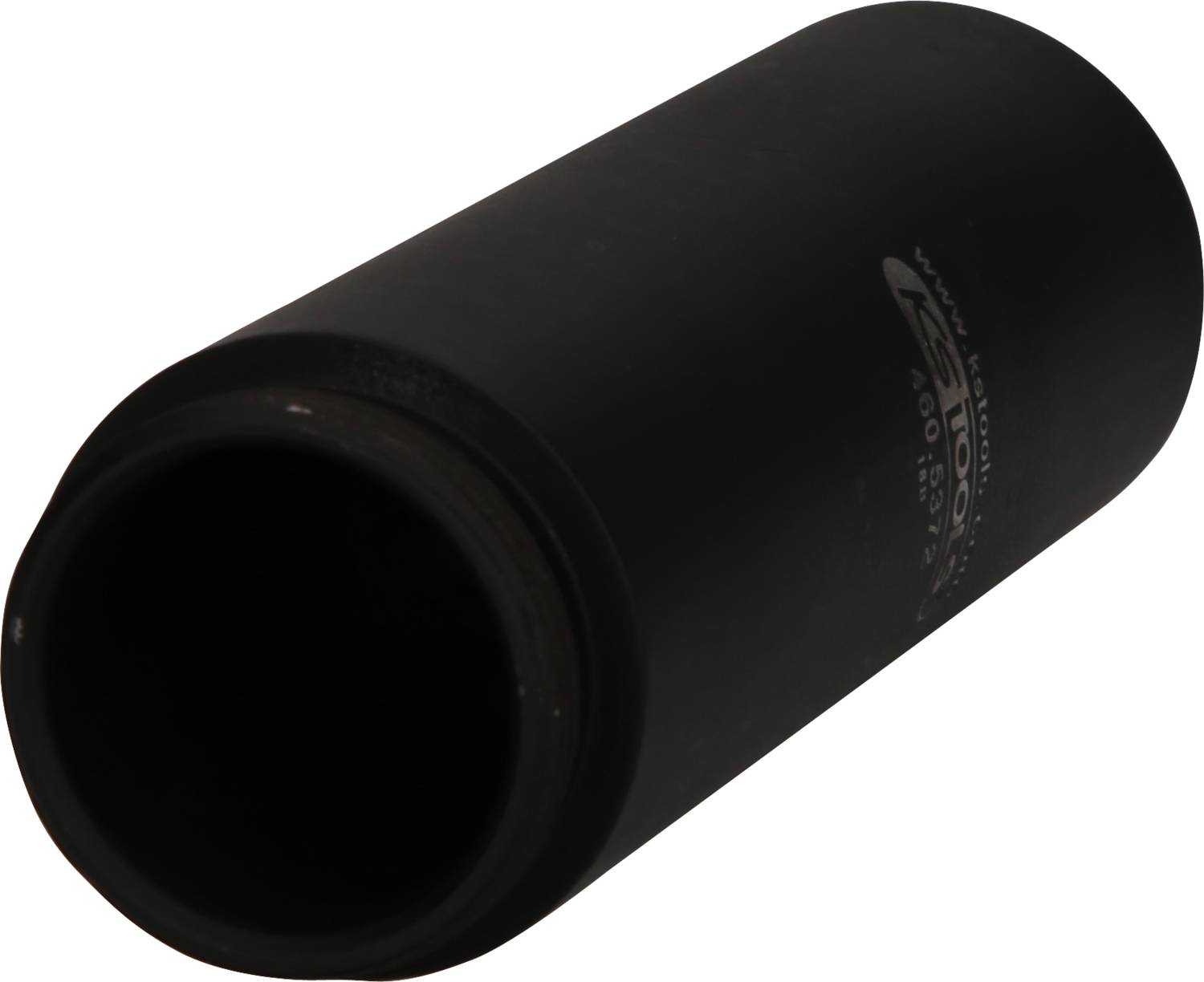 Ein schwarzes, zylindrisches Objekt, ähnlich einem großen Rohr oder einer Röhre, liegt horizontal auf weißem Hintergrund.