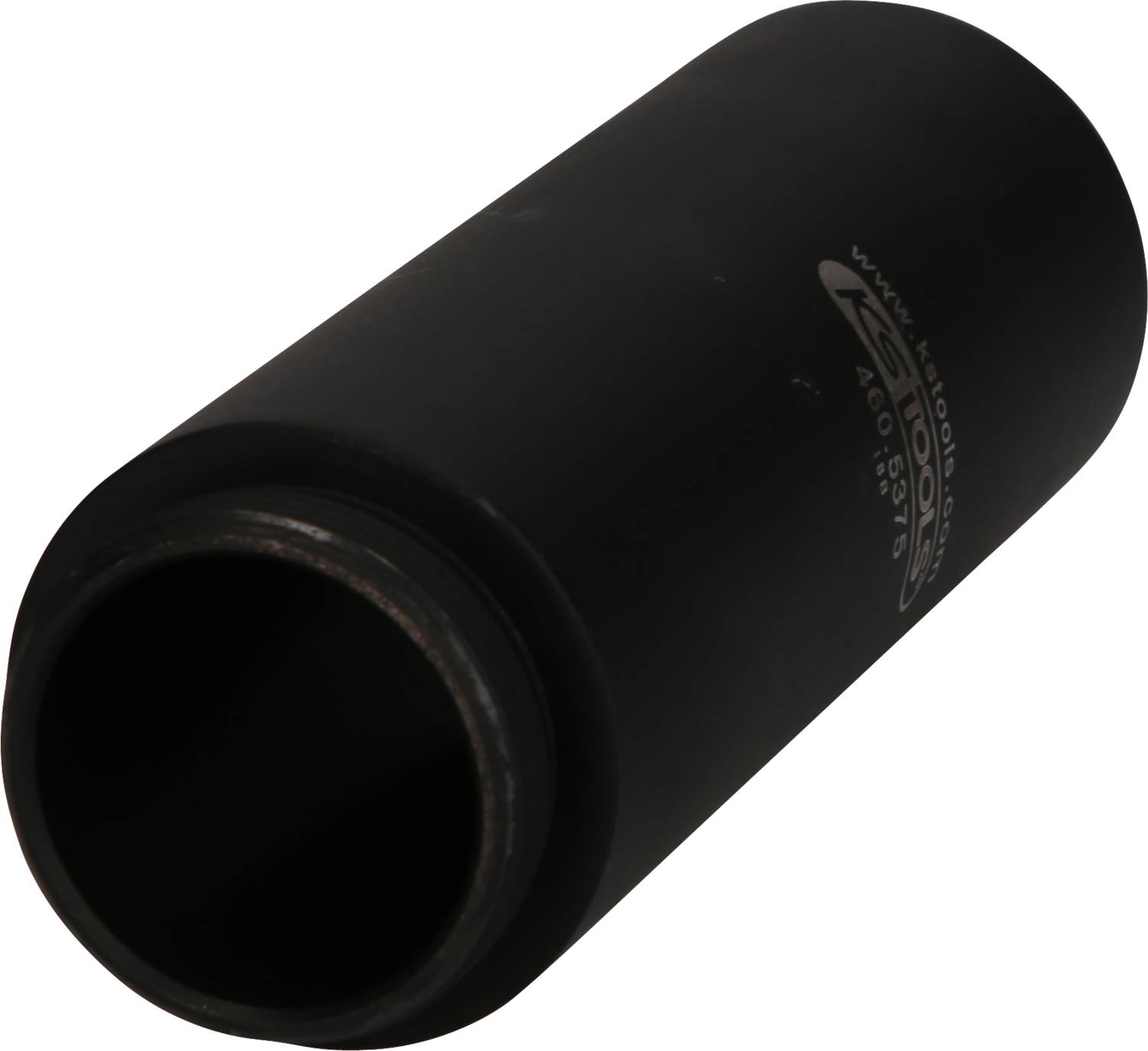 Ein schwarzer zylindrischer Gegenstand mit einer glänzenden Oberfläche, möglicherweise ein Rohr oder eine Hülse.