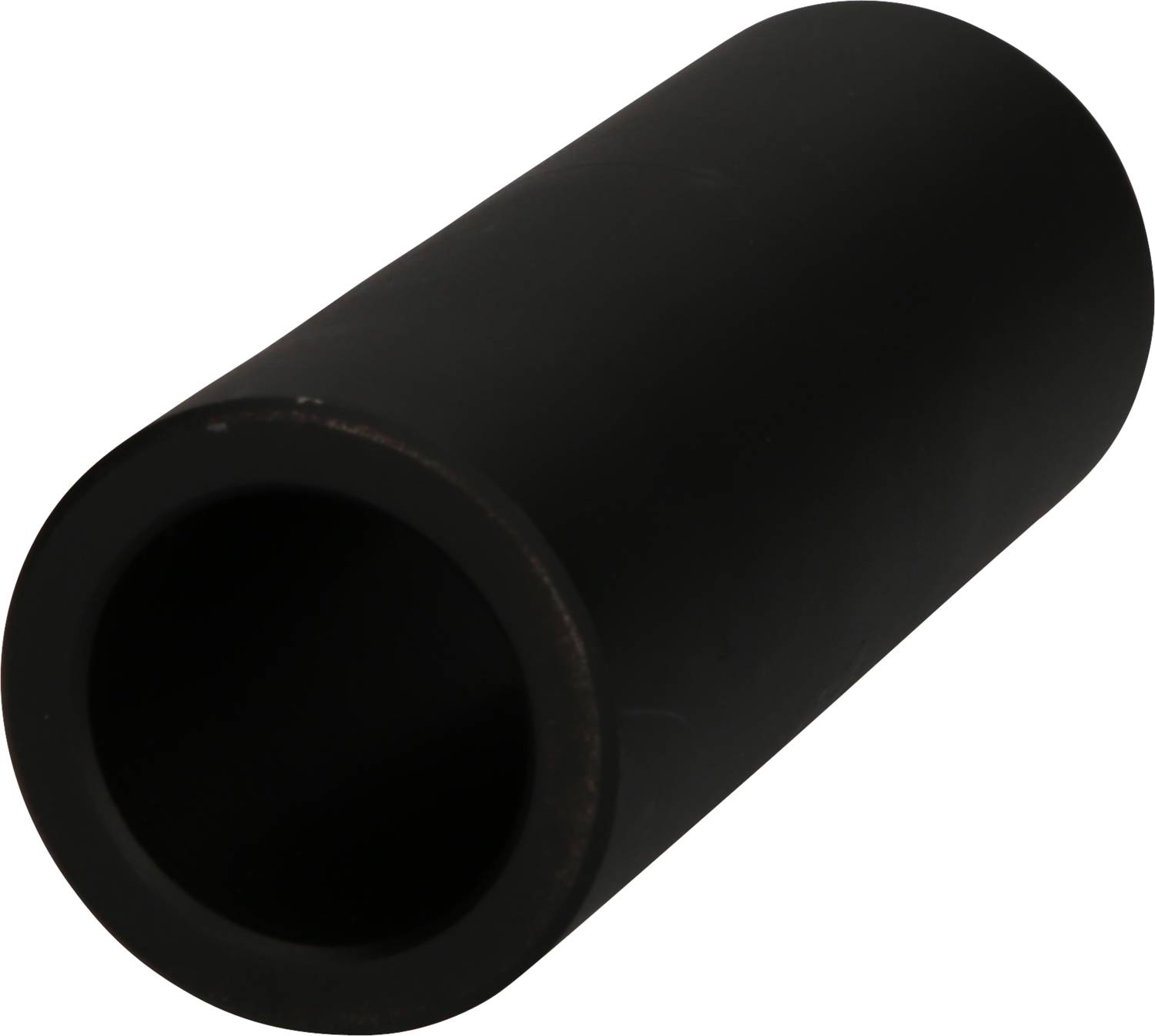 Ein schwarzes, zylindrisches Rohr aus Metall liegt diagonal auf einer weißen Oberfläche.