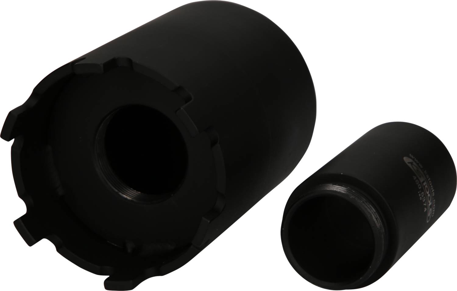 Zwei schwarze Metallzylinder, ein großer und ein kleinerer, nebeneinander auf einer weißen Fläche. Sie scheinen technischer Natur zu sein.