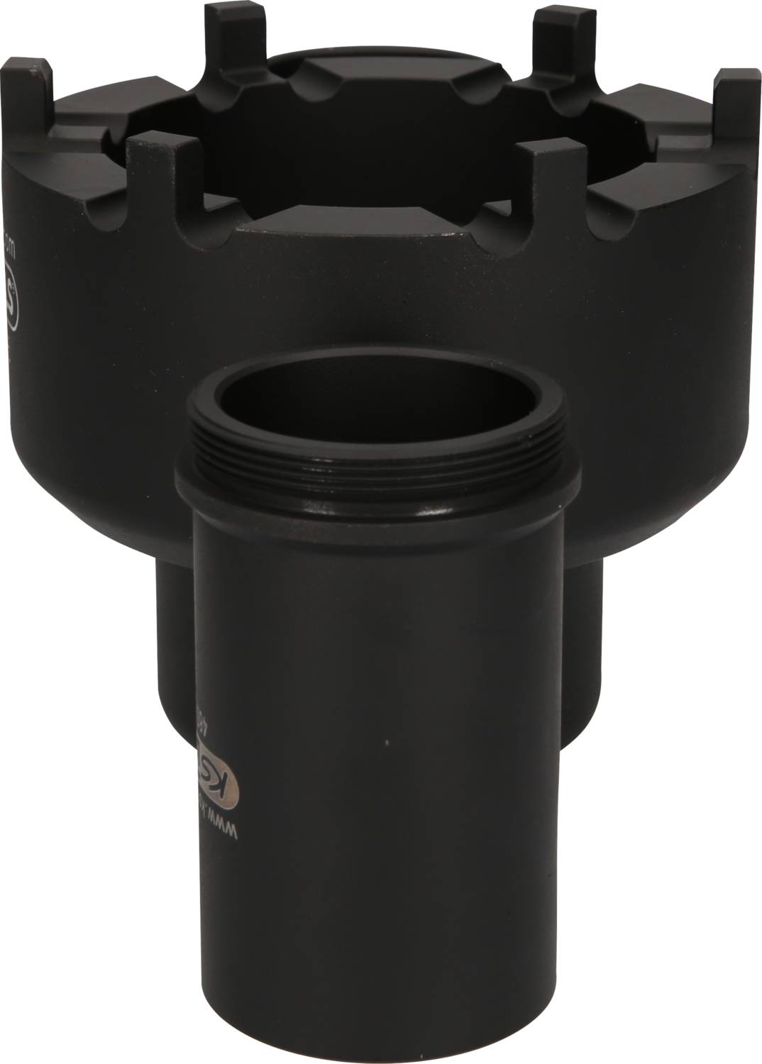Zwei schwarze zylindrische Adapter aus Metall, ineinander steckend. Einer hat eine gezackte obere Kante.