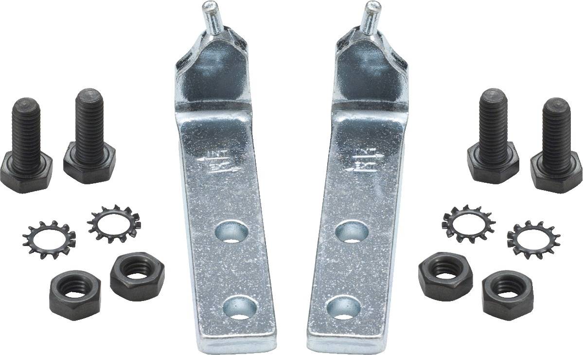 Zwei Metallwinkel mit je zwei Löchern, zwei Schrauben, vier Unterlegscheiben und vier Muttern.