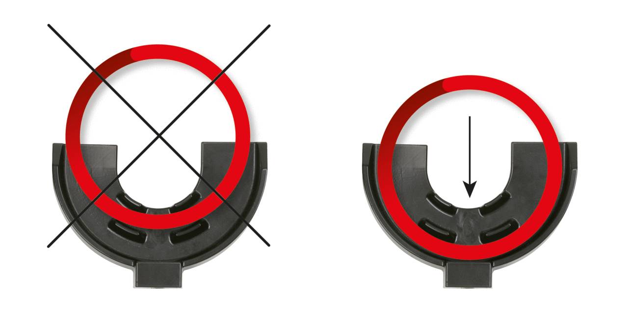 Links falsch eingesetztes Teil, markiert mit einem roten Kreis und Kreuz. Rechts korrekt eingesetztes Teil, markiert mit Pfeil.