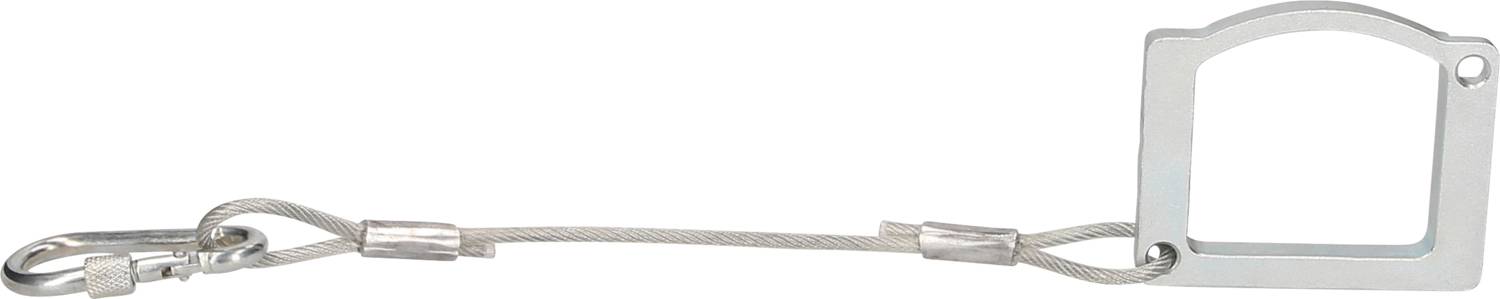Ein quadratischer Flaschenöffner aus Metall an einem kurzen Stahlkabel mit Karabinerhaken, ideal zum Anbringen an Schlüsselanhängern.