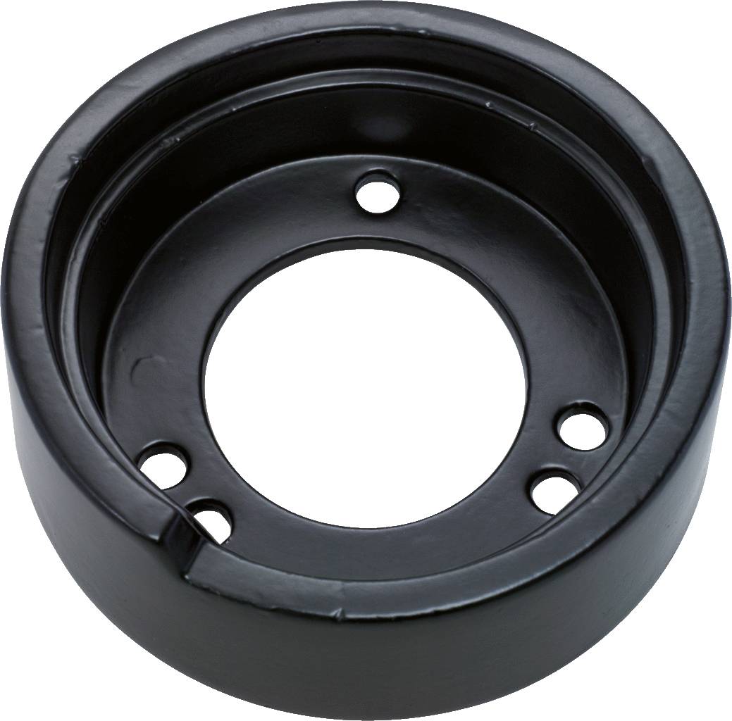 Ein schwarzer Metallring mit mehreren Löchern gleichmäßig verteilt, vermutlich ein Maschinenteil oder eine Halterung.