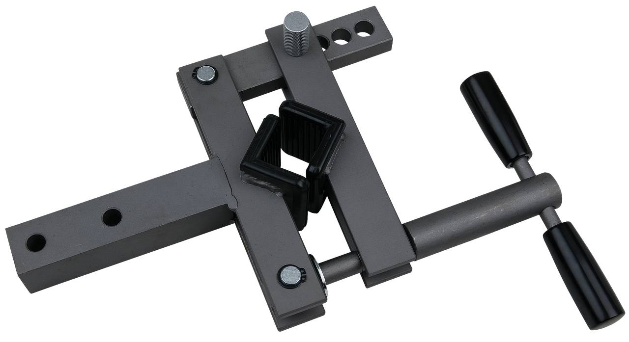 Stabiler Metall-Schraubstock mit zwei Griffen und verstellbarer Halterung, geeignet für präzises Einspannen von Werkstücken.