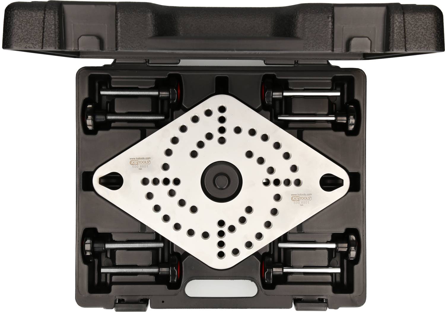 Ein schwarzer Koffer mit offenem Deckel enthält ein glänzendes, perforiertes Metallteil in der Mitte, umgeben von schwarzen Halterungen.