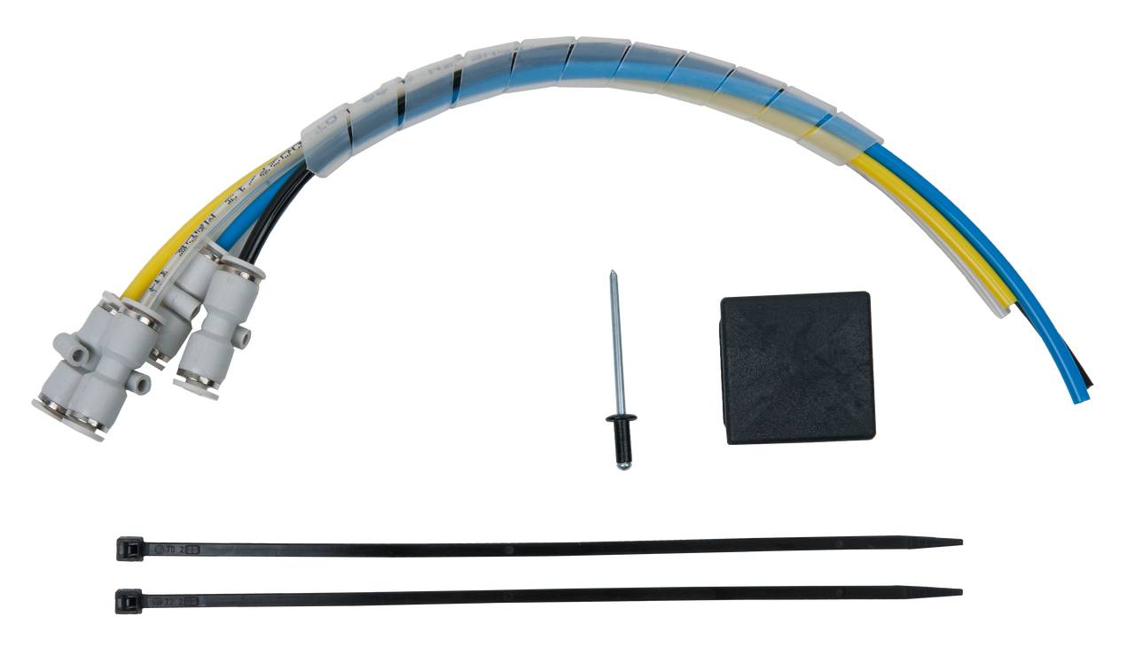 Kabelsatz mit zwei Klemmen, zwei Kabelbindern, einem Bolzen und einer kleinen schwarzen Abdeckung. Elektroinstallationszubehör.