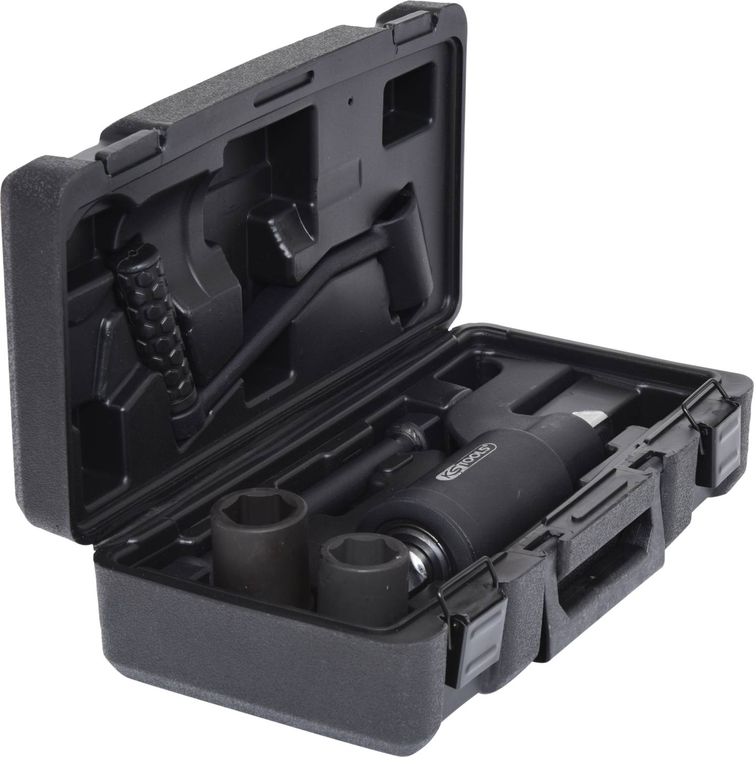 Ein geöffneter Werkzeugkoffer mit einer schwarzen Elektro-Schlagschrauber-Pistole und Zubehör. Ideal für Autoreparaturen.