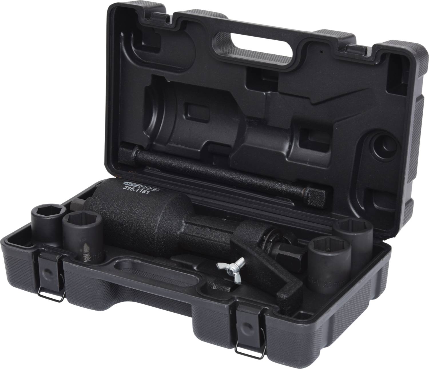 Werkzeugset in offenem Koffer mit verschiedenen Steckschlüsseln und Handgriff, geeignet für Autoreparaturen oder Reifenwechsel.