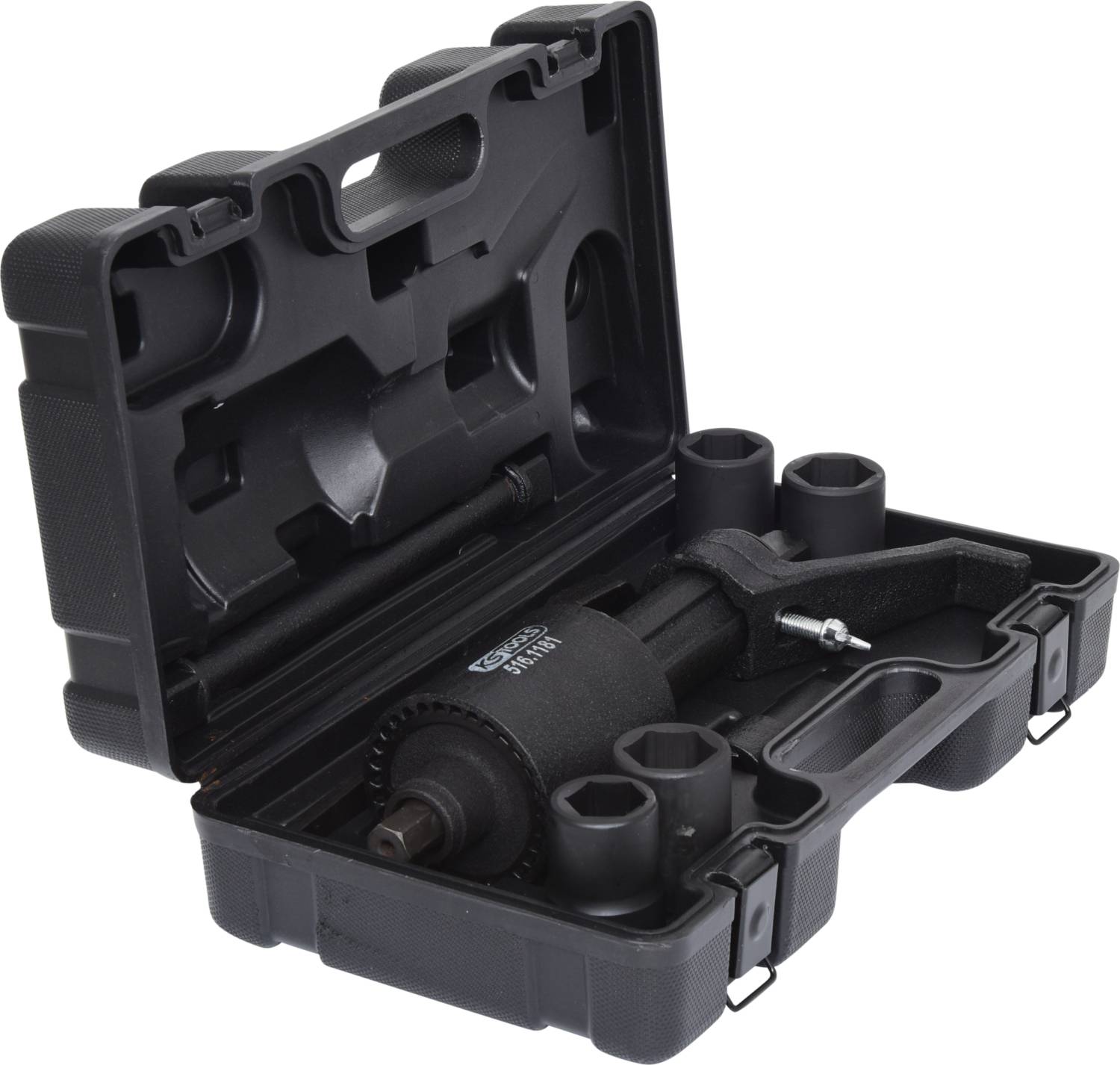 Ein schwarzer Schlagschrauber liegt in einem offenen, schwarzen Kunststoffkoffer. Enthalten sind zwei Stecknüsse und Zubehör.