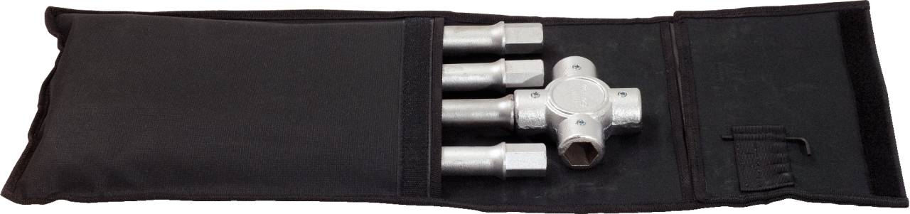Schwarze Tasche mit fünf metallischen Werkzeugen, darunter ein kreuzförmiger Steckschlüssel, alle aufgereiht in einzelnen Fächern.