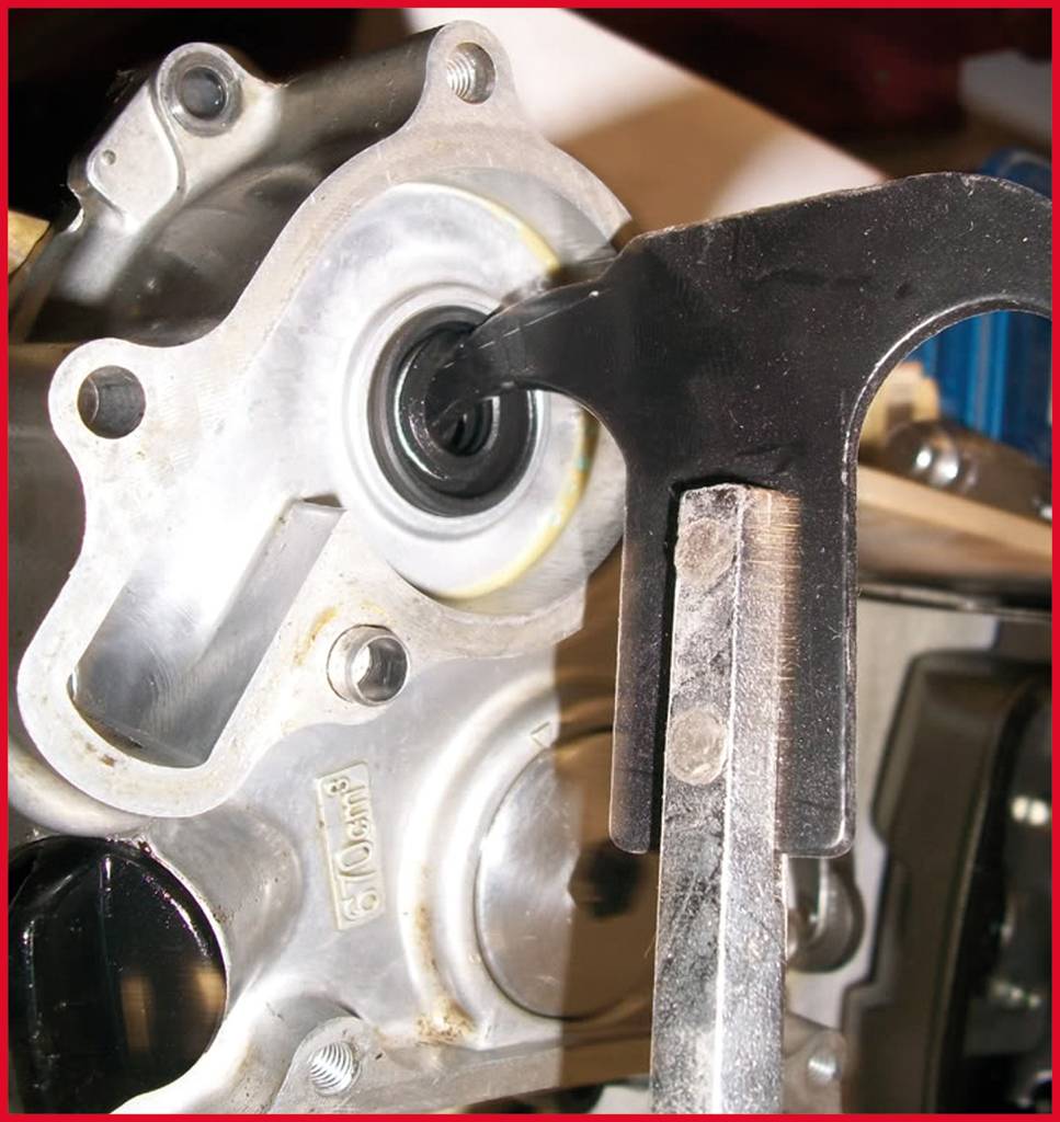 Nahaufnahme einer Metallbearbeitung. Ein Werkzeug wird verwendet, um ein Lager in einem Motorblock zu montieren oder zu entfernen.