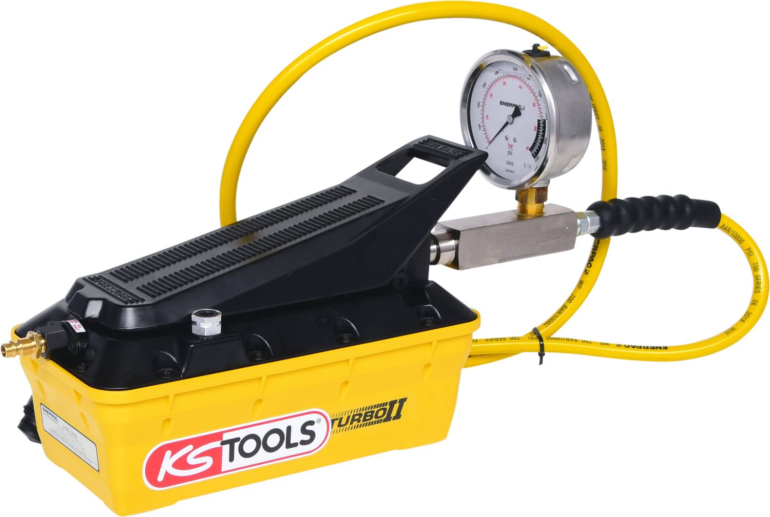 Manuelle Druckpumpe mit gelbem Gehäuse, Schlauch und Manometer, verwendet zur Druckprüfung in Rohrleitungssystemen.