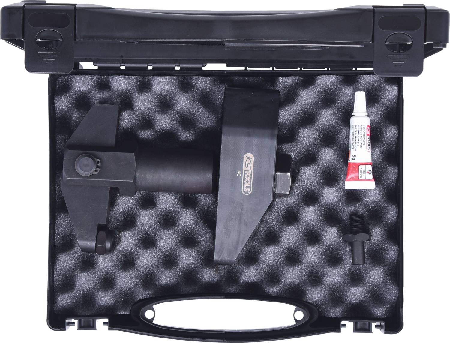 Werkzeugkoffer mit Abzieher, Schraube und Schmiermittel. Enthält ein schwarzes, robustes Metallwerkzeug mit Zubehör.