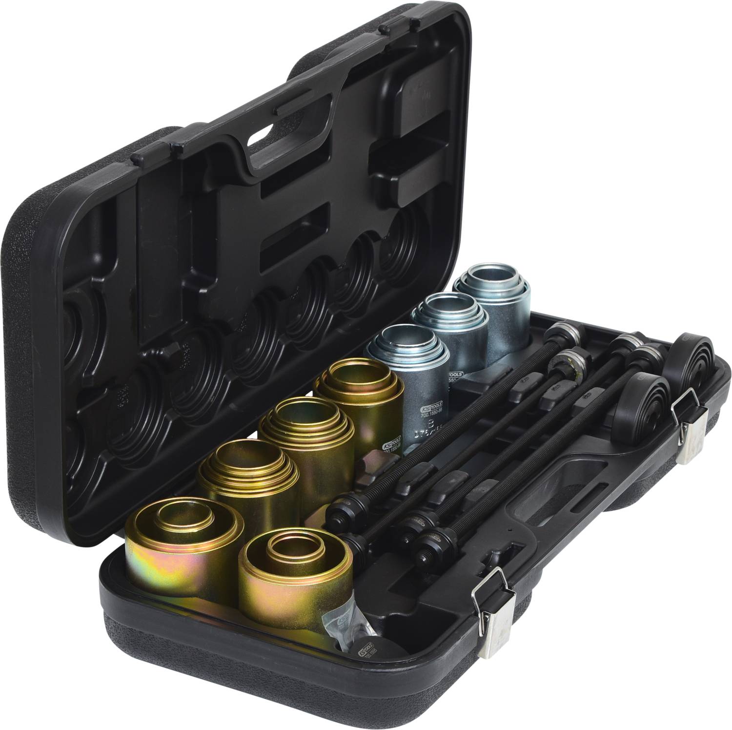 Geöffneter Werkzeugkoffer mit verschiedenen Metallaufsätzen und Stangen, verwendet für Autoreparaturen.