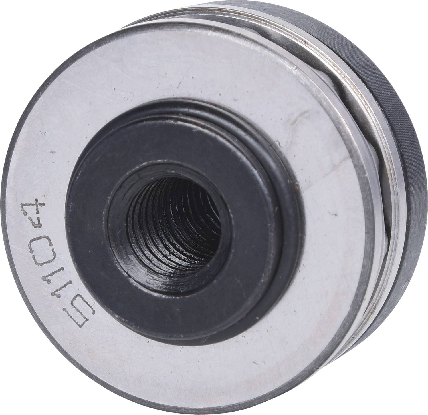 Rundes Maschinenteil aus Metall mit einem schwarzen, kreisförmigen Zentrum und der Gravur '510D4'. Es scheint industriellen Zwecken zu dienen.