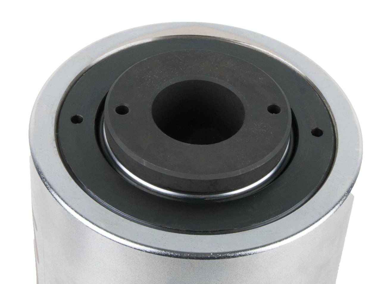 Eine metallische Spule oder Rolle mit einer zentralen Öffnung und drei kleinen Befestigungslöchern am Rand.