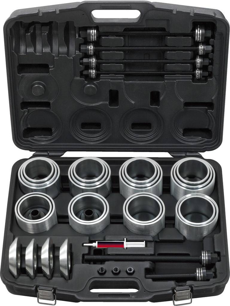 Werkzeugkoffer mit verschiedenen Metallzylindern, Schraubenschlüssel und Spritze. Ideal für Kfz-Reparaturen und -Wartung.