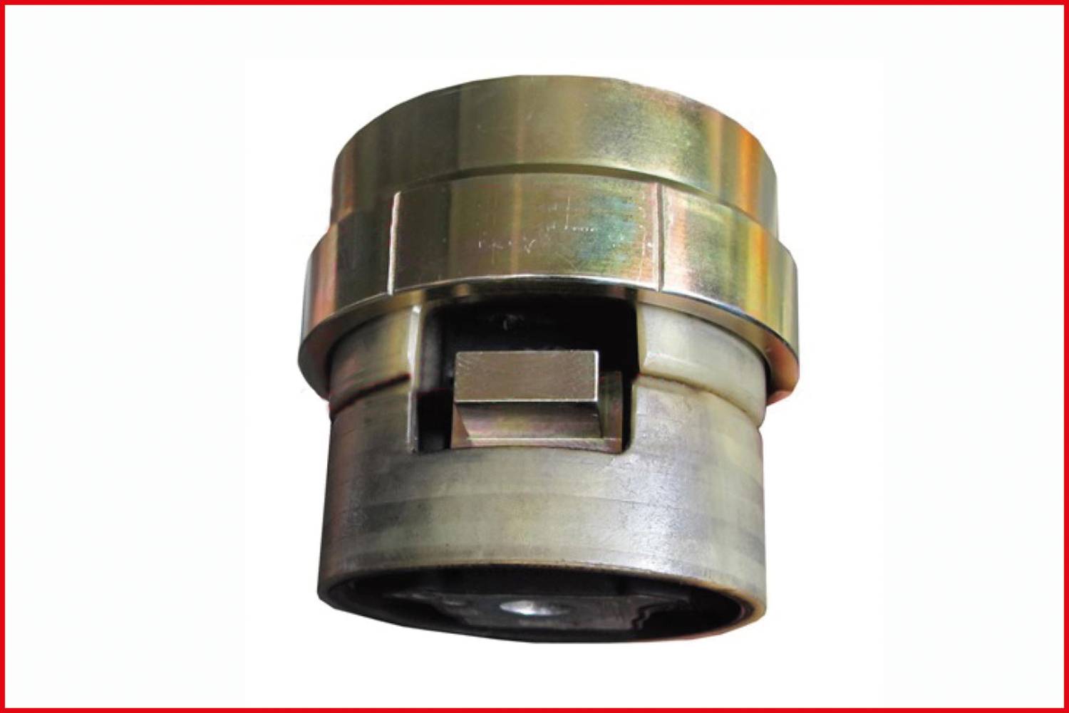 Metalladapter mit zylindrischer Form und rechteckigem Steckverbinder in der Mitte, auf weißem Hintergrund.