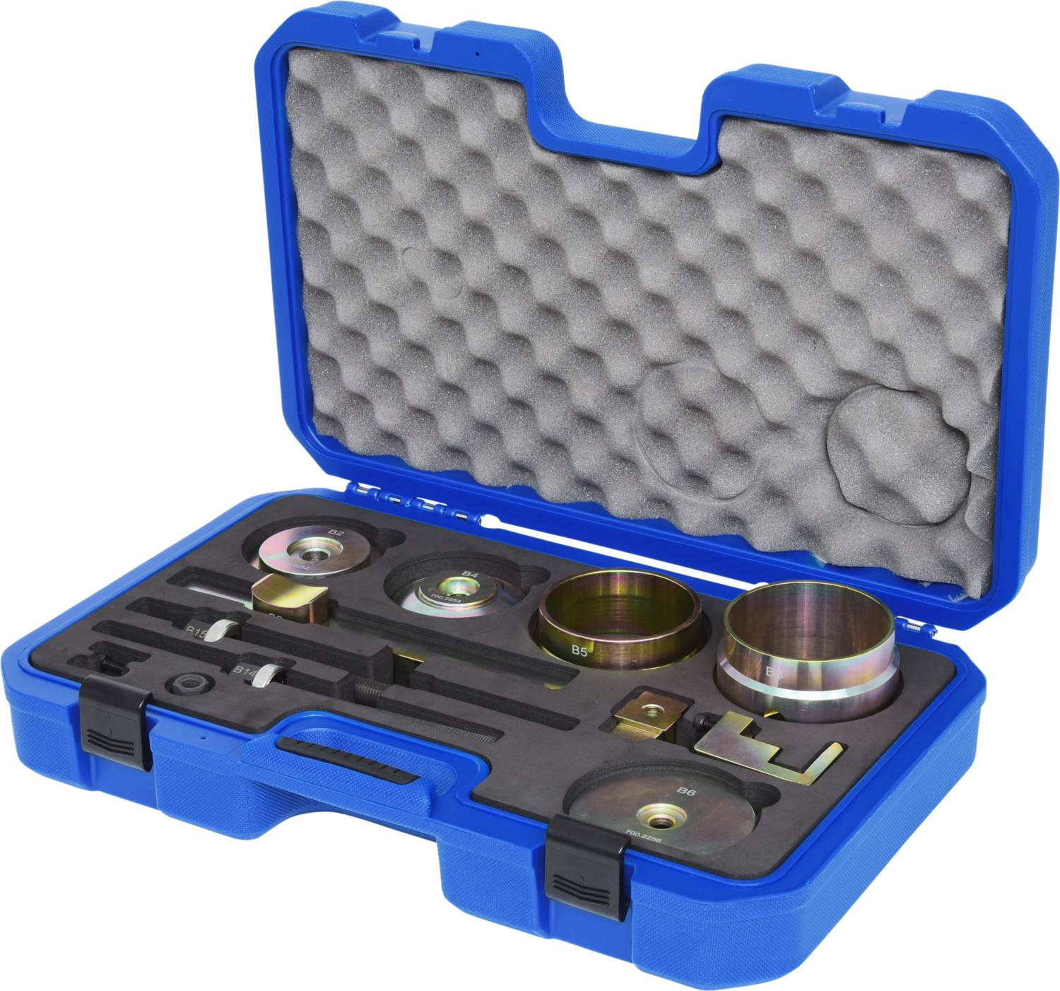 Blauer Werkzeugkoffer mit verschiedenen Metallwerkzeugen und -teilen, ordentlich in Schaumstoffeinlegern angeordnet.