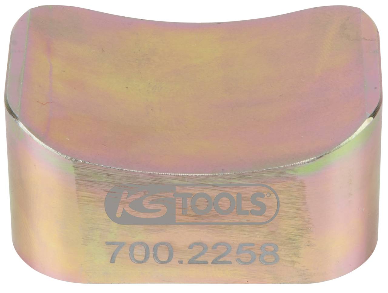 Ein metallischer Adapterblock mit gebogener Oberseite. Aufdruck: 'KS TOOLS 700.2258'. Verwendet für spezifische Montagelösungen.