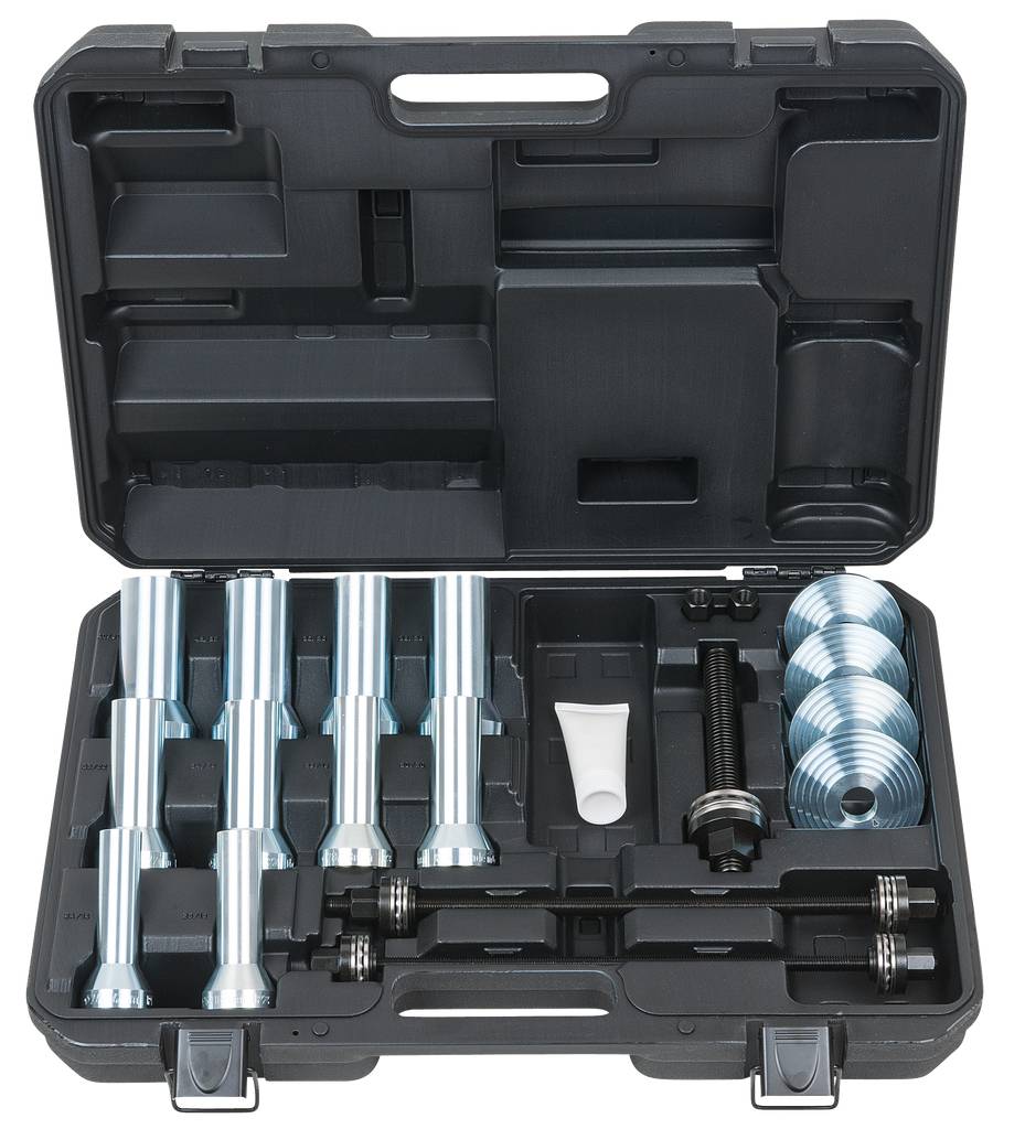 Offener Werkzeugkoffer mit verschiedenen silbernen und schwarzen Metallteilen, einschließlich Adapter und Gewindebuchsen, aufgeteilt in Fächer.