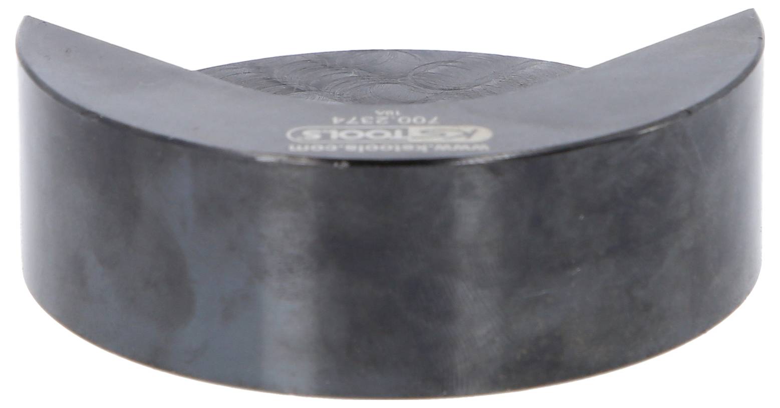 Ein schwarzer zylindrischer Magnethalter mit gewölbtem Oberteil und flacher Vorderseite, gezeigt vor weißem Hintergrund.
