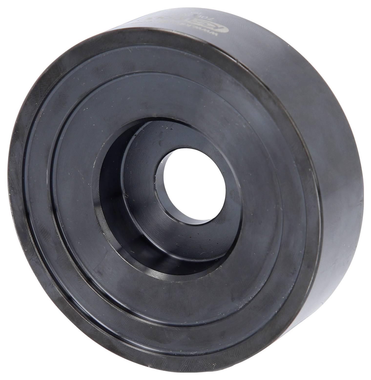 Eine schwarze kreisförmige Gummirolle oder ein Rad mit einem zentralen Loch, isoliert auf weißem Hintergrund dargestellt.