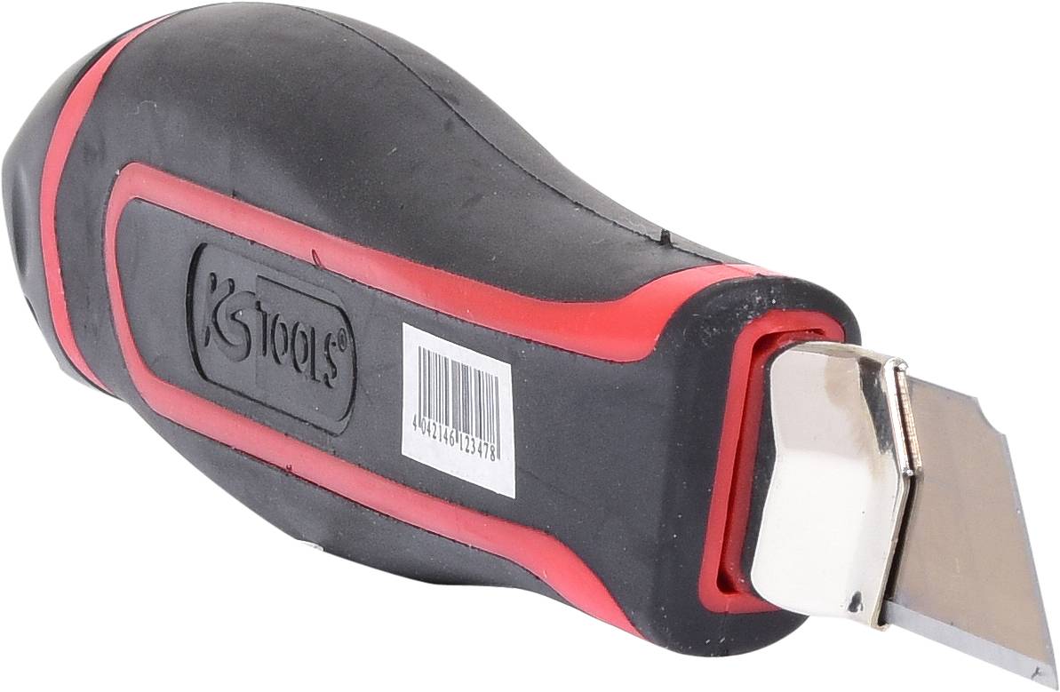 Ein Cuttermesser mit schwarzem Handgriff und rotem Streifen. Die Klinge ist ausgefahren. Ein Barcode ist auf dem Griff sichtbar.