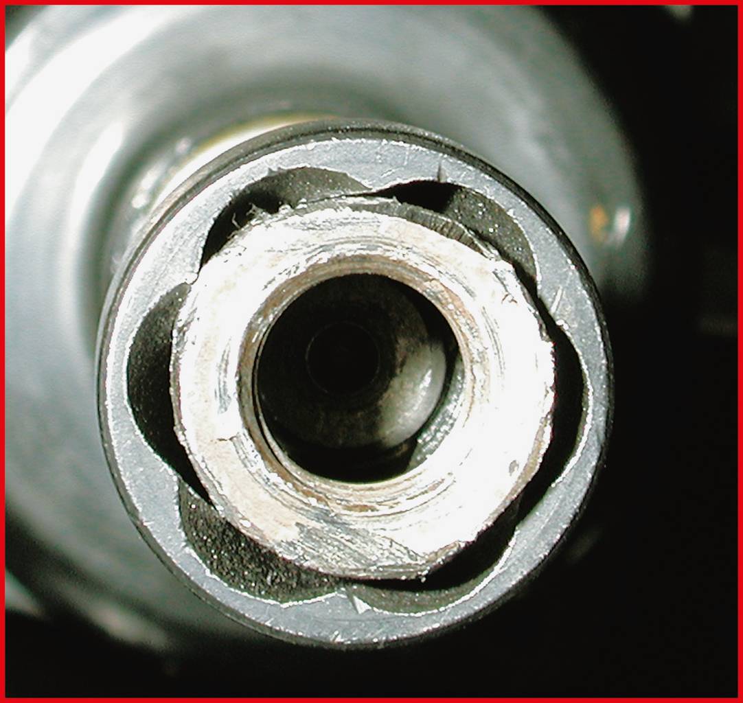 Nahaufnahme eines beschädigten Rohrendes mit unregelmäßigen Rändern und abgenutztem Metall, möglicherweise ein technisches Problem.