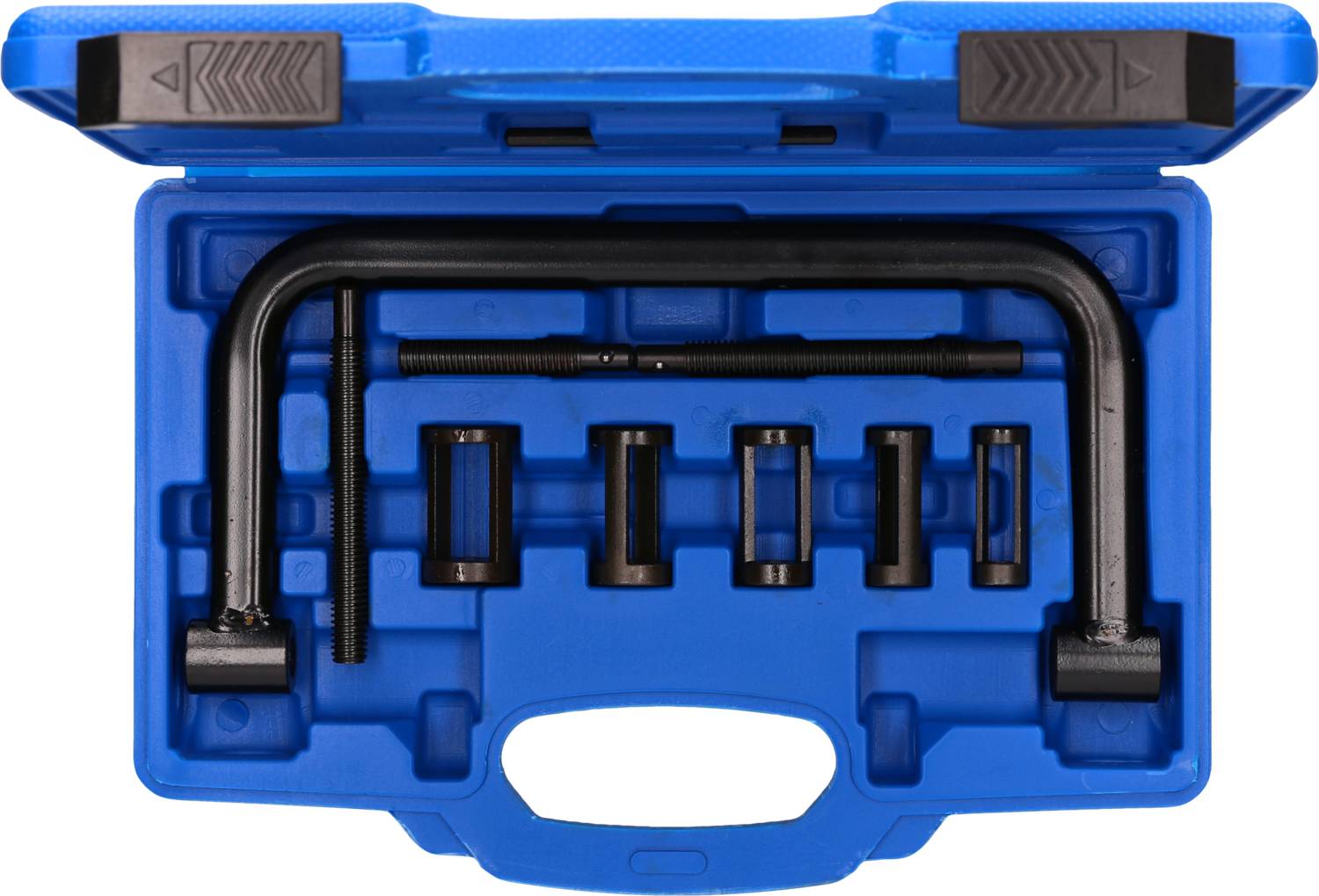 Ein blauer Werkzeugkoffer enthält ein Set von Spezialwerkzeugen. Sichtbar sind eine C-Klammer und mehrere zylinderförmige Adapter.